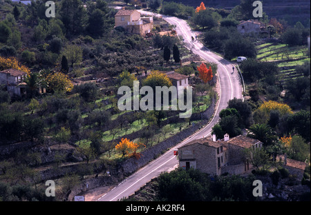 Route de campagne sinueuse à l'automne Banque D'Images