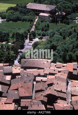 À au sud de la tour principale de la forteresse au-dessus des toits de Radicofani, dans le sud de la Toscane Banque D'Images