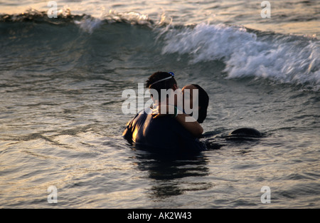 Couple à la mer (sur la plage), entre les vagues, Maures et Chrétiens débarquer festival à Villajoyosa. Costa Blanca Banque D'Images