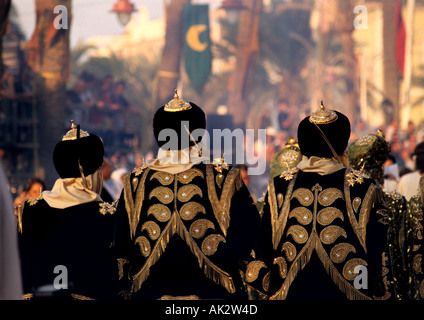 Maures et Chrétiens à Villajoyosa, Alicante, Costa Blanca, Espagne, Moros y Cristianos procession avec les costumes traditionnels. Banque D'Images