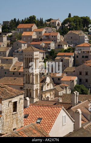 Vue sur les toits de la ville de Hvar Croatie avec St Stephen's cathedral bell tower Banque D'Images