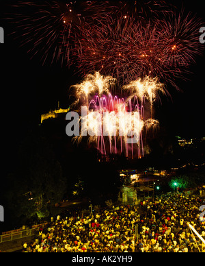 Edinburgh Festival Fireworks. Vue sur la foule de Princes Street en direction du Château d'Édimbourg, Edinburgh, Ecosse, Royaume-Uni Banque D'Images