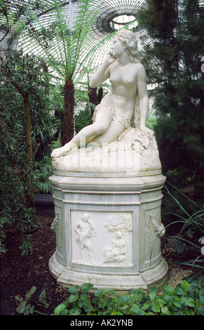 Statue d'Ève dans le Palais de la croquette dans les jardins botaniques, Glasgow, Ecosse, Royaume-Uni. Banque D'Images