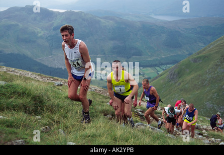 La course de Ben Nevis près de Fort William en Ecosse Highland Lochaber concurrents dans la célèbre course de montagne Banque D'Images