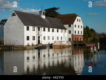 C'est l'ancien moulin à eau moulin à appartements maintenant fin, près de Hambleden, Buckinghamshire, England, UK Banque D'Images
