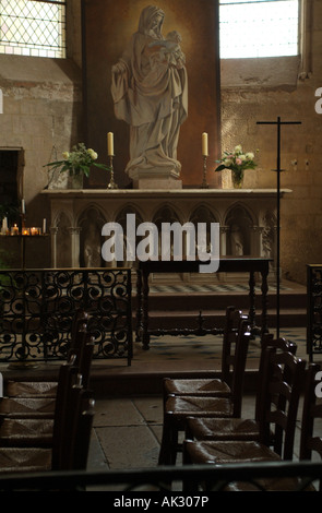 Autel fleurs bougie vierge Marie tenant un enfant à l'intérieur de église de Nortre Dame à Auxonne France Banque D'Images