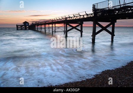 Totland jetée sur l'île de Wight au coucher du soleil Banque D'Images