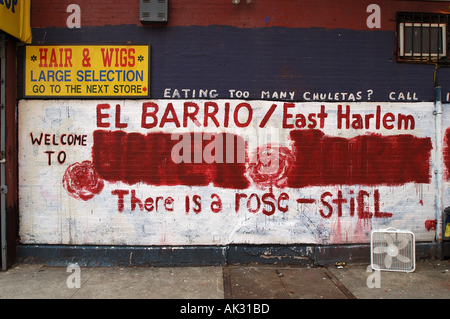 NY Harlem enseigne murale graffiti Grafitti horizontal blanc rouge Banque D'Images