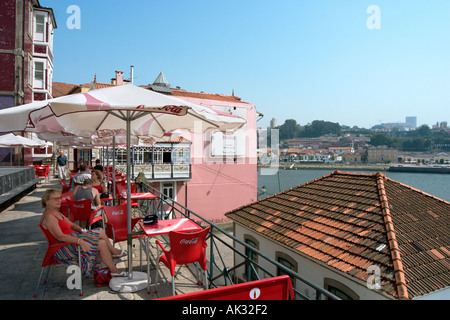 Cafe 0verlooking la rivière Douro, Porto (Porto), Portugal Banque D'Images