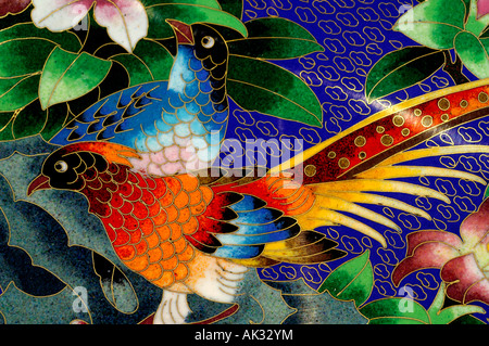 La Chine. Artisanat chinois, plaque cloisonné. Chaque conception cloisonné est fabriqué à la main avec de petits fils de cuivre & powered émail. PR Banque D'Images