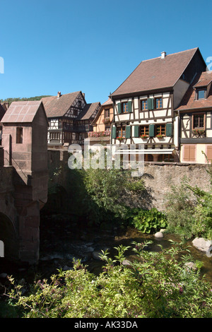 Maisons traditionnelles par le pont fortifié,, Kayserberg Alsace, France Banque D'Images