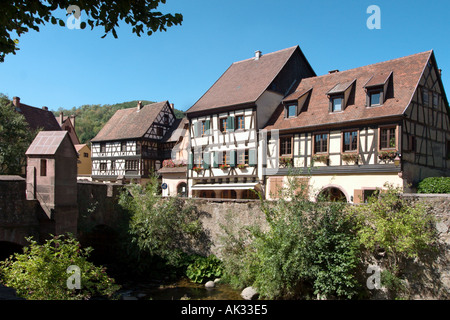 Maisons traditionnelles par le pont fortifié,, Kayserberg Alsace, France Banque D'Images