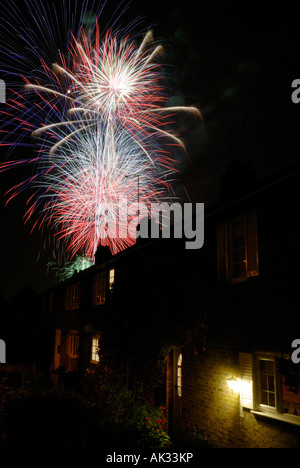 Explosion de couleurs avec Fireworks RANGÉE DE MAISONS À LONDRES LA NUIT Banque D'Images