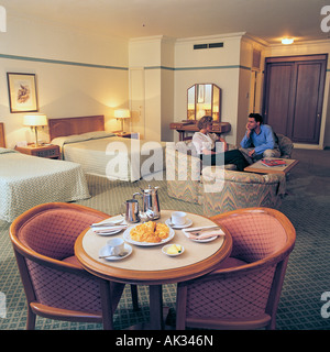 Jeune couple dans la chambre d'hôtel. Banque D'Images