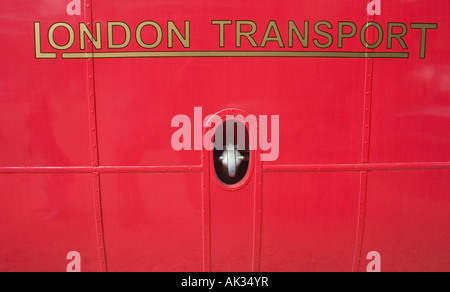 Gros plan du côté de l'un seul decker London bus rouge utilisé comme une attraction touristique à Knebworth House. Banque D'Images