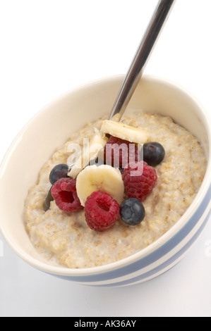 Bol de porridge avec des framboises bleuets et bananes Banque D'Images