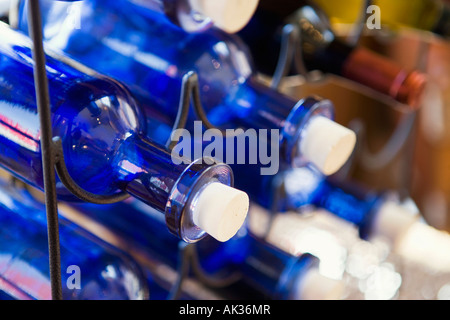 Des bouteilles de vin blanc bleu avec bouchons Banque D'Images