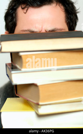 L'homme caché derrière des livres Banque D'Images