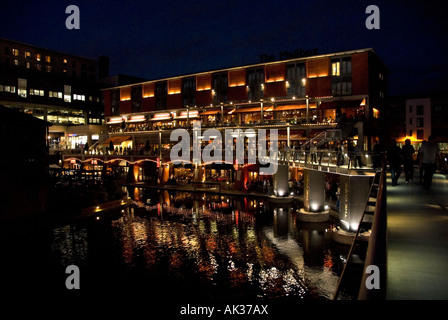 L'arrière de la boîte aux lettres Birmingham avec des boutiques et de la bbc birmingham avec canal à l'arrière Banque D'Images