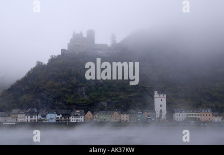 St Goarshausen dans le brouillard avec Burg Katz château, vallée du Rhin, Allemagne Banque D'Images