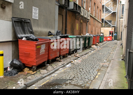 Poubelles dans une rue de Birmingham utilisées comme cellules commerciales Banque D'Images