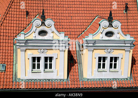 Fenêtres sur le toit baroque rénovées. Stare Mesto (Vieille Ville), Prague, République Tchèque Banque D'Images