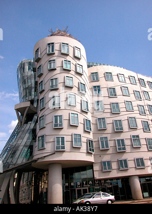 Le bâtiment Rasin de Frank Gehry, connu sous le nom de Fred et Ginger (d'après Astair et Rogers), semble s'ils dansent ensemble. Prague. Rép. Tchèque Banque D'Images
