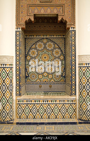 Zellij fontaine dans la cour du Musée de Marrakech qui se trouve dans un bâtiment restauré du xixe siècle Riad Maroc. Banque D'Images