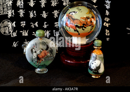 L'Asie, la Chine. Artisanat chinois. Peint à la main avec des bouteilles de tabac à priser jade tops & horse globe toutes peintes de l'intérieur. Banque D'Images