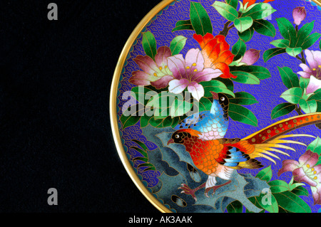 La Chine. Artisanat chinois, plaque cloisonné. Chaque conception cloisonné est fabriqué à la main avec de petits fils de cuivre & powered émail. PR Banque D'Images