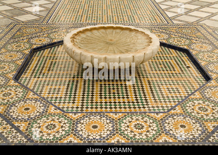 Fontaine en marbre marocain dans la cour du Musée de Marrakech qui se trouve dans un bâtiment restauré du xixe siècle Riad Maroc. Banque D'Images