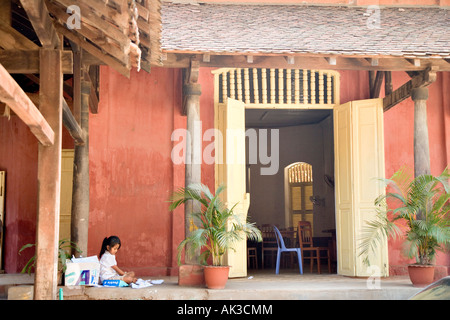 Enfant jouant sur le porche de l'école au Cambodge Phnom Penh Banque D'Images