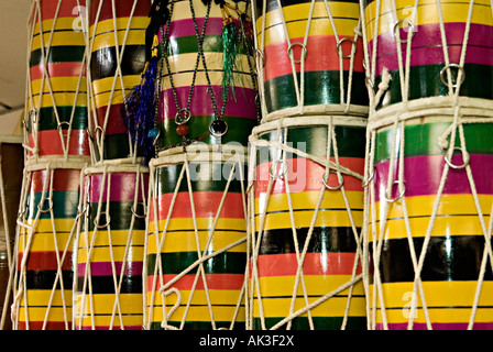 Tambours dhol dans un magasin de musique indienne au Royaume-Uni Southall souvent utilisé par les batteurs bhangra Banque D'Images