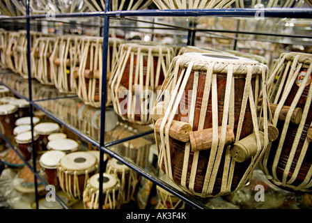 Les petits tambours tabla indien dans un magasin de musique au Royaume-Uni Southall souvent utilisé par les batteurs bhangra Banque D'Images