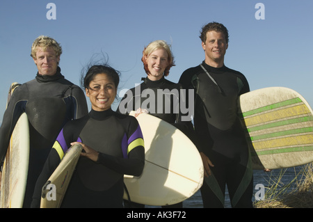 Portrait de quatre combinaisons de surfeurs Banque D'Images