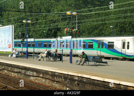 La station de Shenfield navetteurs matin assis sur la plate-forme d'attente sièges pour former premier grand train au-delà de l'Est Angleterre Essex UK Banque D'Images