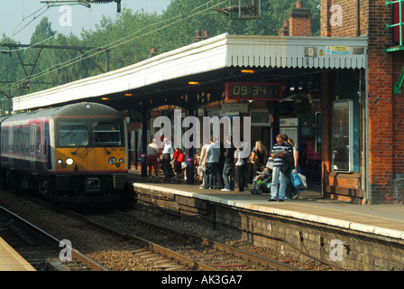 La plate-forme Shenfield navetteurs matin train attendant juste d'arriver Banque D'Images