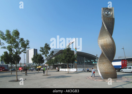 L'échange moderne Stratford parvis de la gare et tour de l'horloge devenir le pivot de Jeux olympiques de 2012 Banque D'Images