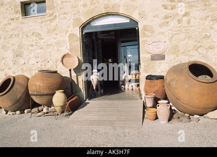 Grands pots à l'entrée de la céramique chypriote de Paphos Banque D'Images