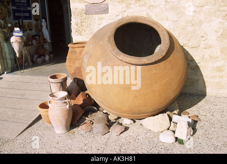 Grands pots à l'entrée de la céramique chypriote de Paphos Banque D'Images