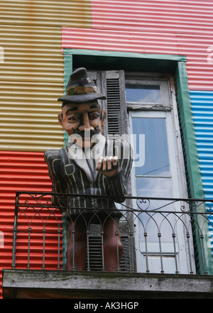 Sol en bois et papier mâché la figure de l'homme sur le balcon à La Boca, Argentine Banque D'Images