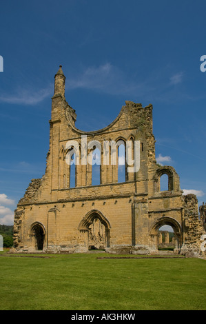 Façade ouest des ruines de l'abbaye de Byland dans le North Yorkshire. ROYAUME-UNI Banque D'Images