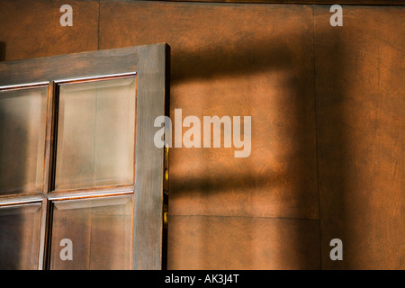 Ouvrez la porte et ombre Banque D'Images