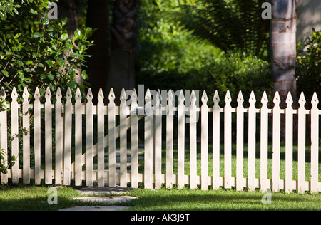 Clôture blanche avec porte Banque D'Images