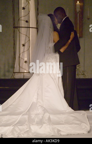 Un couple mixte à leur mariage à Santa Ana California USA Banque D'Images
