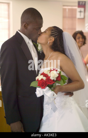 Un couple mixte à leur mariage à Santa Ana California USA Banque D'Images