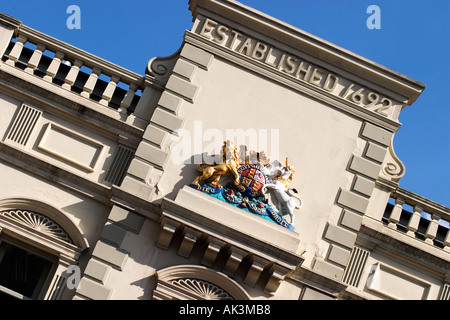 Armoiries royales sur un bâtiment sur Briggate Leeds West Yorkshire en Angleterre Banque D'Images