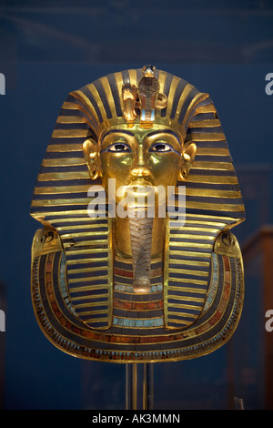 Masque de mort du pharaon Toutankhamon Roi en or, incrusté de verre coloré et de pierre semi-précieuses du Musée égyptien au Caire Banque D'Images