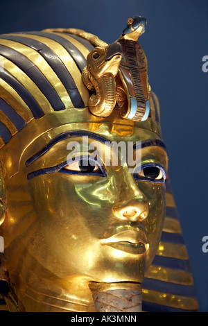 Masque de mort du pharaon Toutankhamon Roi en or, incrusté de verre coloré et de pierre semi-précieuses du Musée égyptien au Caire Banque D'Images