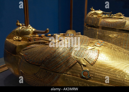 Canopes doré de culte qui a été trouvé dans la salle du trésor de Pharaon, roi Tutankhamuns tombe le Musée égyptien Le Caire Egypte Banque D'Images